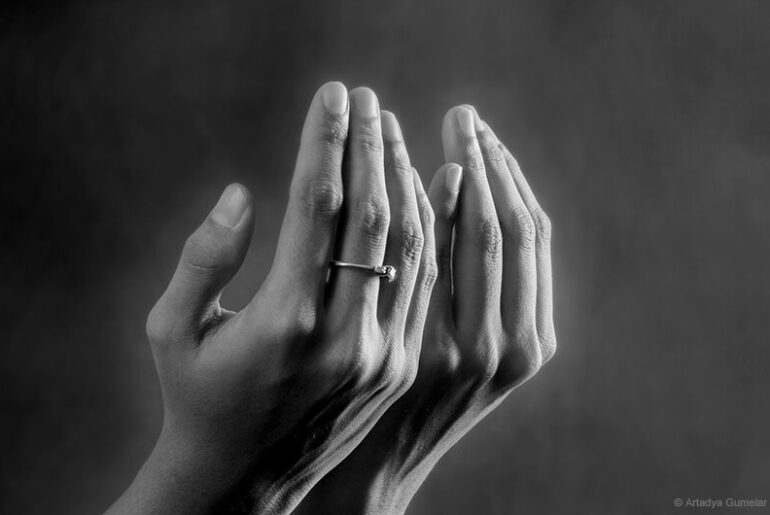 Oração do Pai Nosso - Mãos abertas para orar